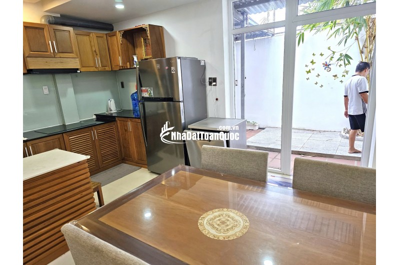 Bán nhà 3 tầng Phó Đức Chính, Vĩnh Hòa – gần biển 300m, có hồ cá Koi, giá 10 tỷ